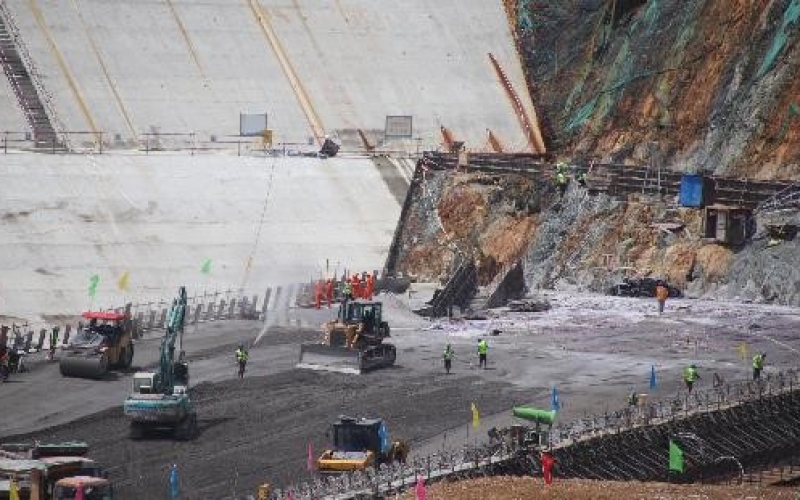 重洪流利项目建设“加速率” 国庆长假不歇工——周全助力全省经济提振事情