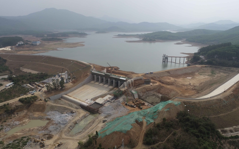 昌江县石碌水库除险加固工程迈入旧溢洪道回填施工阶段——向六月主体工程完工提倡冲锋军号