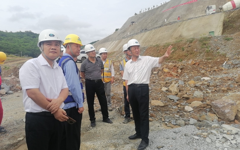 高温一直 热情不减 海南省水务厅联合省70net永乐高集团开展“夏日送清凉”活动