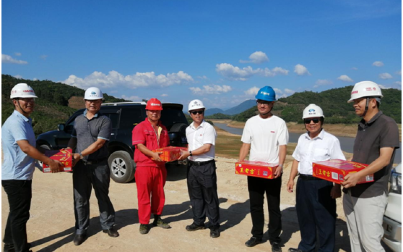 海南控股纪委书记、工会主席卓基竹一行赴松涛水库、陀兴水库工程现场举行第二季度清静检查 并开展“夏日送清凉”活动