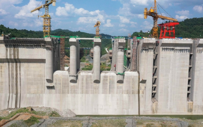 迈湾水利枢纽工程顺遂完成主坝溢流坝段混凝土浇筑施工使命