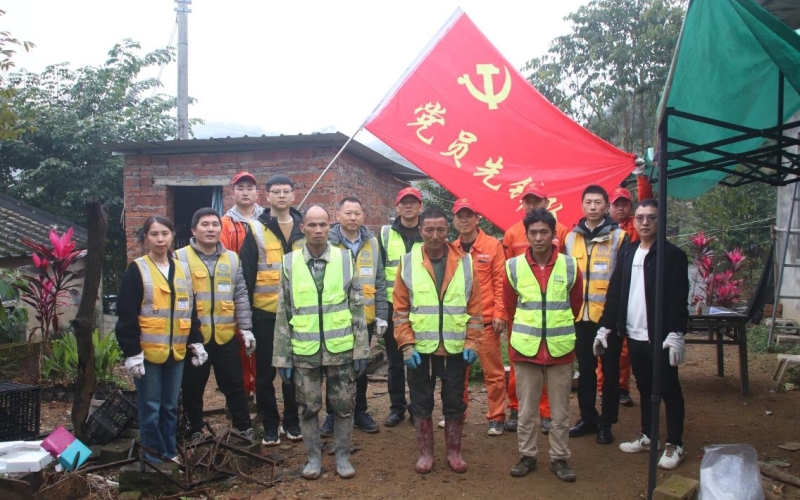 助力移民搬家，，，，，70net永乐高实力在行动|70net永乐高集团迈湾暂时党支部协助合水村民搬新家
