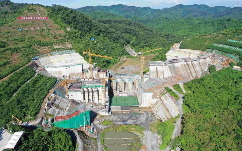 汛期雨势急，，，，，，，坝上施工紧——迈湾水利枢纽工程全力以赴推进项目建设